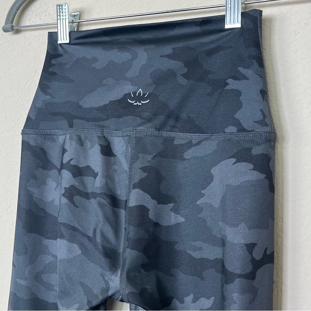 Beyond Yoga Spacedye Printed High Waisted‎ Biker Shorts in Silver Mist Camo - Picture 8 of 10